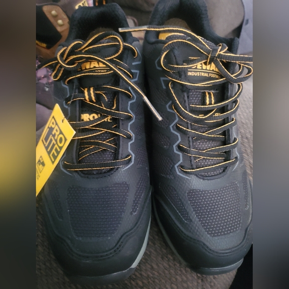 Dewalt Aluminum Toe Work Shoes - Picture 5 of 8